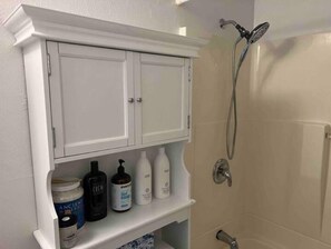 Toallas, jabón, papel de baño 