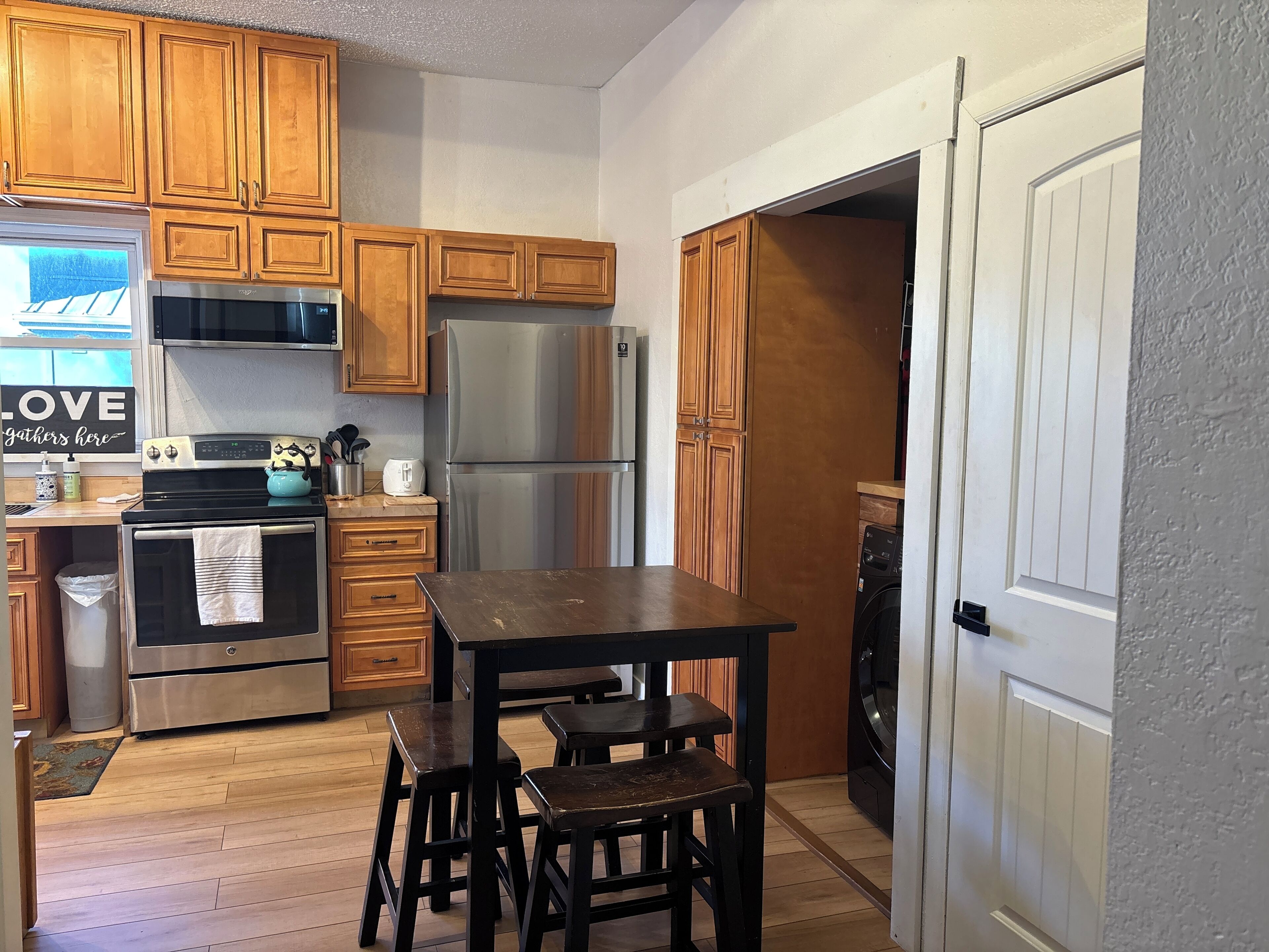 Frigorífic, microones, forn i placa de cuina 