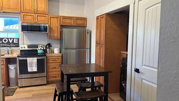 KĂŒhlschrank, Mikrowelle, Ofen, Herdplatte