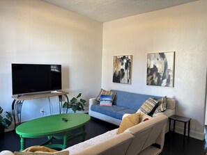 Una Smart TV, libros