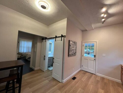 Lovely & Spacious Downtown 2 Bedroom