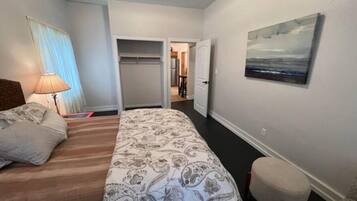 2 Schlafzimmer, Zimmersafe, Schreibtisch, Bügeleisen/Bügelbrett