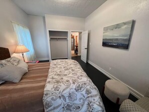 2 chambres, coffres-forts dans les chambres, bureau