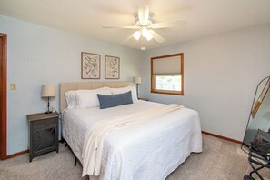 3 bedrooms, iron/ironing board, free WiFi, bed sheets - 3 min to NDSU I Fenced Yard I Ping Pong I King (Fargo)