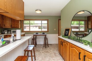 Fridge, microwave, oven, stovetop - 3 min to NDSU I Fenced Yard I Ping Pong I King (Fargo)