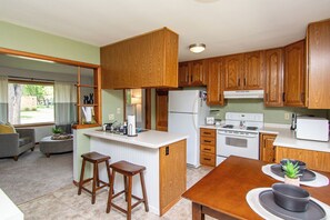 Fridge, microwave, oven, stovetop - 3 min to NDSU I Fenced Yard I Ping Pong I King (Fargo)