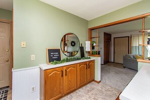 Interior - 3 min to NDSU I Fenced Yard I Ping Pong I King (Fargo)