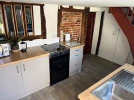 Frigorífico, microondas, horno y placa de cocina
