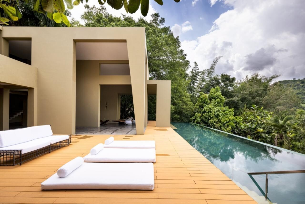 สระว่ายน้ำกลางแจ้ง