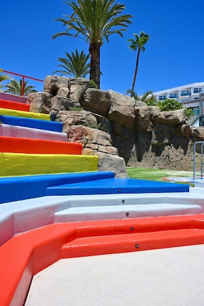 A water slide with multiple lanes in red, yellow, blue, and white colors. - Sholeo Lodges Maspalomas (San Bartolomé de Tirajana)