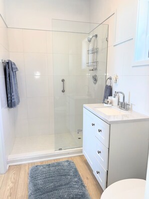 Douche, sèche-cheveux, serviettes fournies, savon