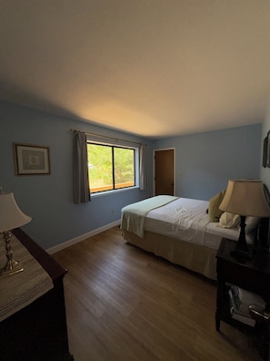 3 slaapkamers, een strijkplank/strijkijzer, gratis wifi, beddengoed