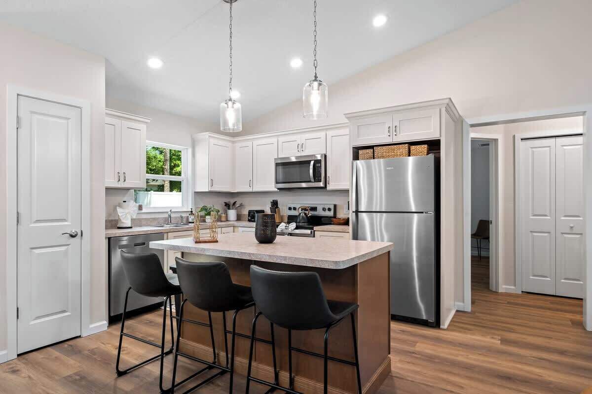 Køleskab, mikrobølgeovn, ovn, kogeplade