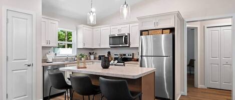 Jääkaappi, mikroaaltouuni, uuni, liesi