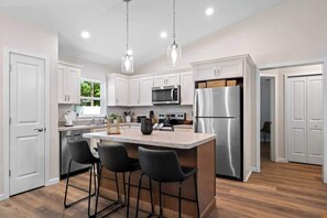 Fridge, microwave, oven, stovetop - 3-Bedroom Retreat in Ocala, 10 Min to WEC! (Ocala)