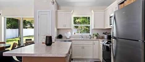 Kjøleskap, mikrobølgeovn, ovn og kokeplater