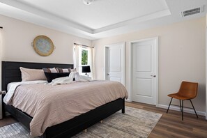 3 slaapkamers, een strijkplank/strijkijzer, gratis wifi, beddengoed