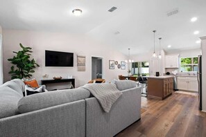 Smart TV - 3-Bedroom Retreat in Ocala, 10 Min to WEC! (Ocala)