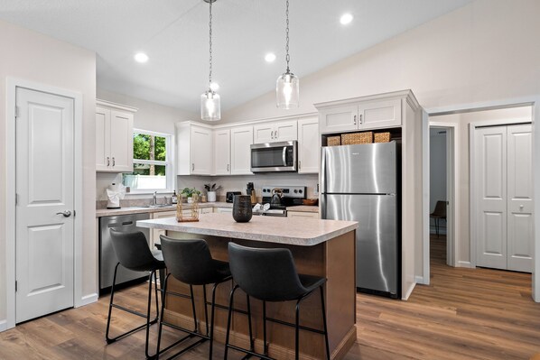 Een koelkast, een microgolfoven, een oven, een kookplaat