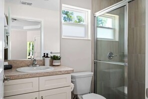 Shower, hair dryer, shampoo - Family 3-Bedroom Retreat in Ocala, 10 Min to WEC! (Ocala)