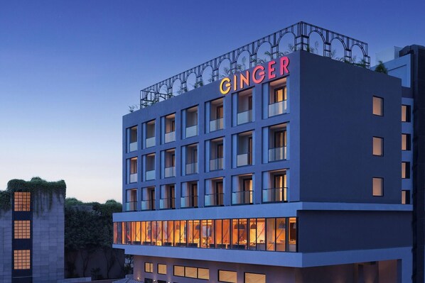 Un bâtiment moderne dont la façade affiche en grand le nom « GINGER ».