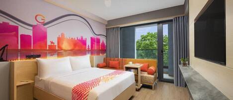 Ein Hotelzimmer mit Bett, Sitzecke, Fernseher und Wandgemälde mit Stadtansicht.