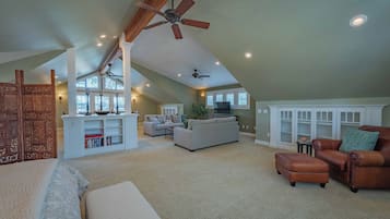 House, 1 Katil Raja (King), Patio, Garden View (15th Street Loft) | Ruang tamu