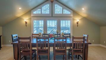 House, 1 Katil Raja (King), Patio, Garden View (15th Street Loft) | Tempat makan