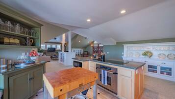 House, 1 Katil Raja (King), Patio, Garden View (15th Street Loft) | Dapur peribadi