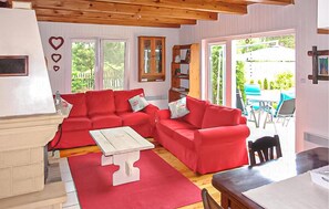 Una televisión, una chimenea