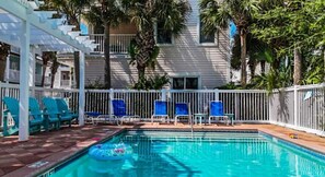 Casa, várias camas (Grouper Therapy) | Piscina