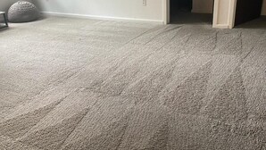Una habitació amb una àmplia zona arrebossada, una obra d'art penjada a la paret i una porta que dona a una altra estada.