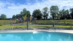 A swimming pool with a wooden deck and a sign indicating a depth of 120 cm. - ZEcamping 3* piscine chauffée hammam sauna mobil-home TV LV 49m2 (Verruyes)