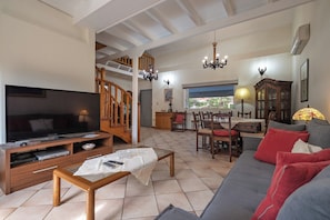 Smart TV, fireplace