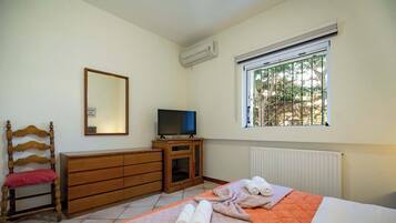 4 slaapkamers, een bureau, een strijkplank/strijkijzer, reisbedje