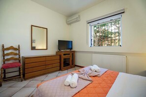 4 chambres, bureau, fer et planche à repasser, lit parapluie