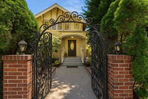 Property entrance - Large Capitol Hill Home Family Retreat (Seattle)
