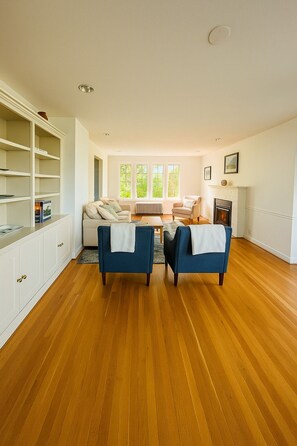 Suíte conforto, sacada, vista para a cidade | Sala de estar | Livros