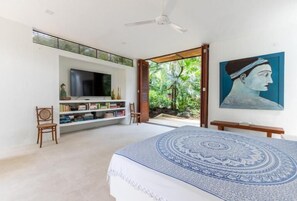 House, Garden View | Iron/ironing board - Yeguas V60 by Wynwood House (Soacha)