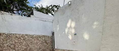 المنطقة المحيطة بالمنشأة