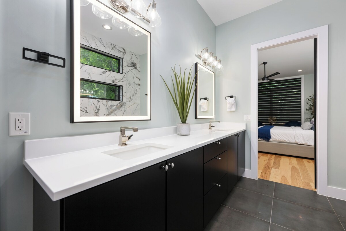 Photo 13 of MODERN LUXURY HOME W/FABULOUS SHADED YARD! POOL! 5BR 4.5 BA HOME - SOCO & DT