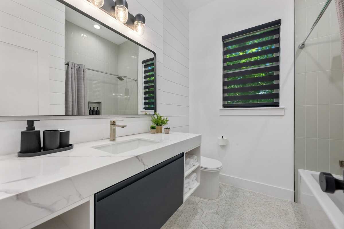 Photo 22 of MODERN LUXURY HOME W/FABULOUS SHADED YARD! POOL! 5BR 4.5 BA HOME - SOCO & DT