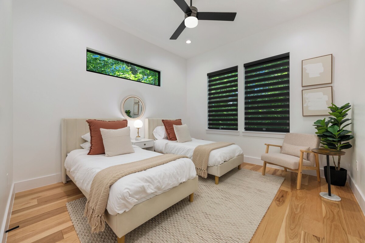 Photo 20 of MODERN LUXURY HOME W/FABULOUS SHADED YARD! POOL! 5BR 4.5 BA HOME - SOCO & DT