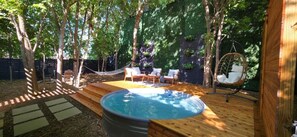 Banyera d'hidromassatge a l'aire lliure