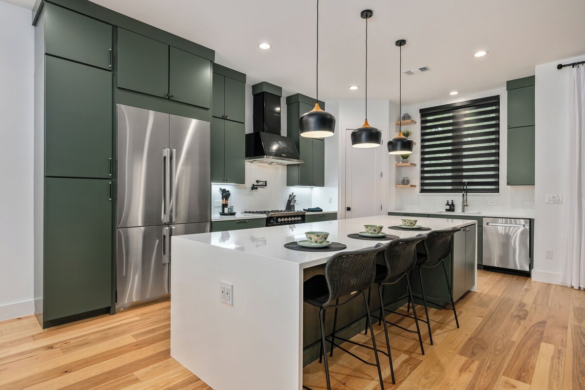 Photo 4 of MODERN LUXURY HOME W/FABULOUS SHADED YARD! POOL! 5BR 4.5 BA HOME - SOCO & DT