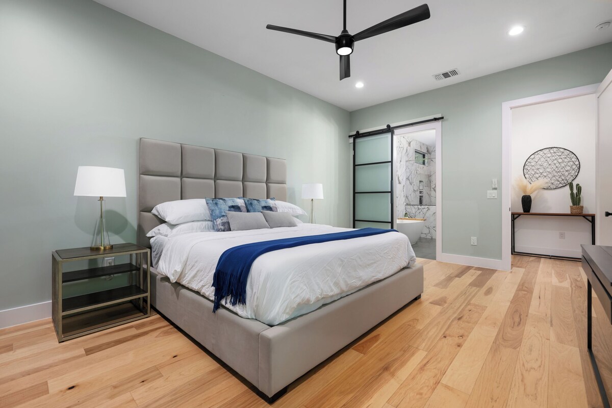 Photo 10 of MODERN LUXURY HOME W/FABULOUS SHADED YARD! POOL! 5BR 4.5 BA HOME - SOCO & DT