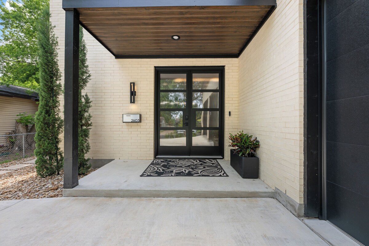 Photo 2 of MODERN LUXURY HOME W/FABULOUS SHADED YARD! POOL! 5BR 4.5 BA HOME - SOCO & DT