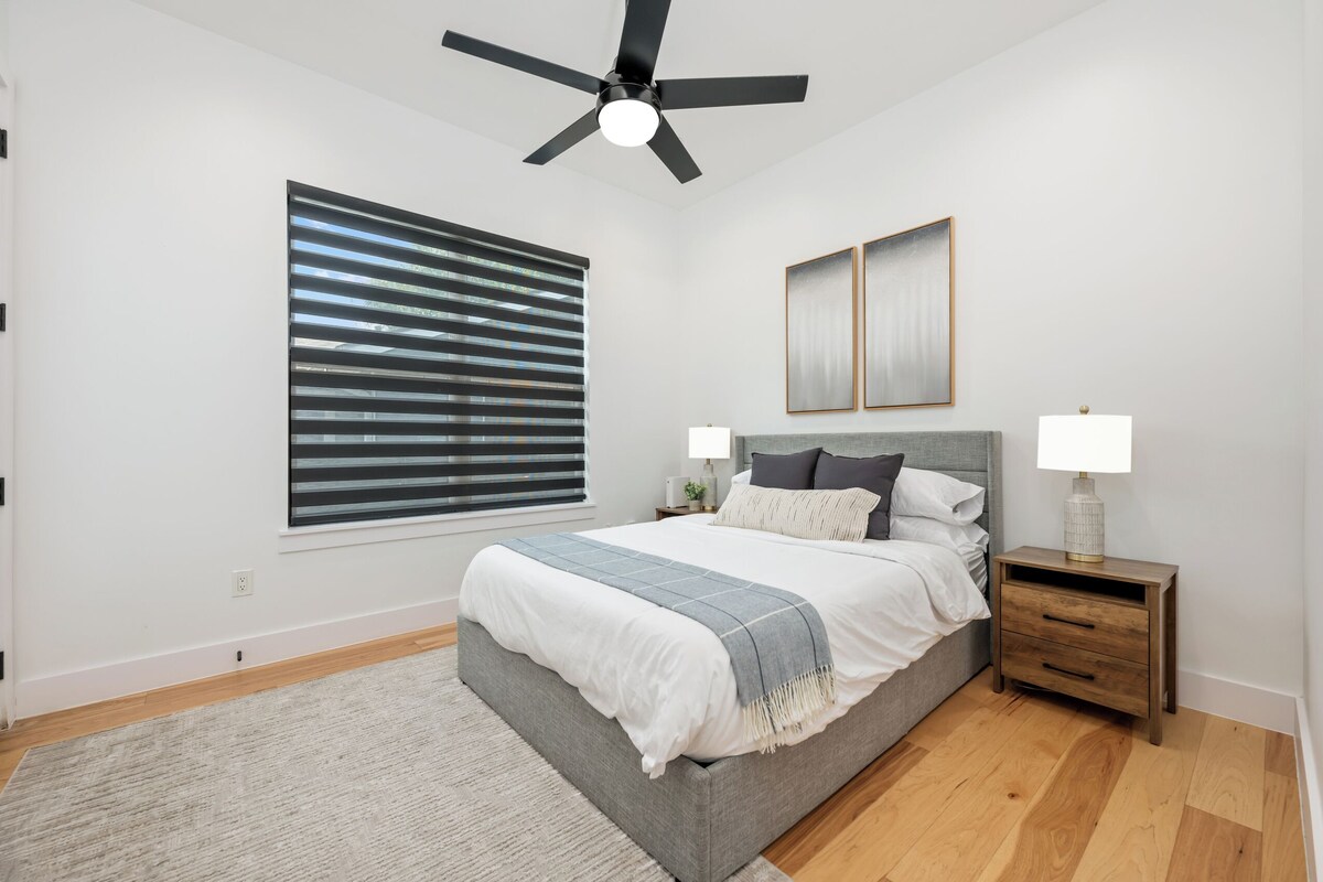 Photo 15 of MODERN LUXURY HOME W/FABULOUS SHADED YARD! POOL! 5BR 4.5 BA HOME - SOCO & DT