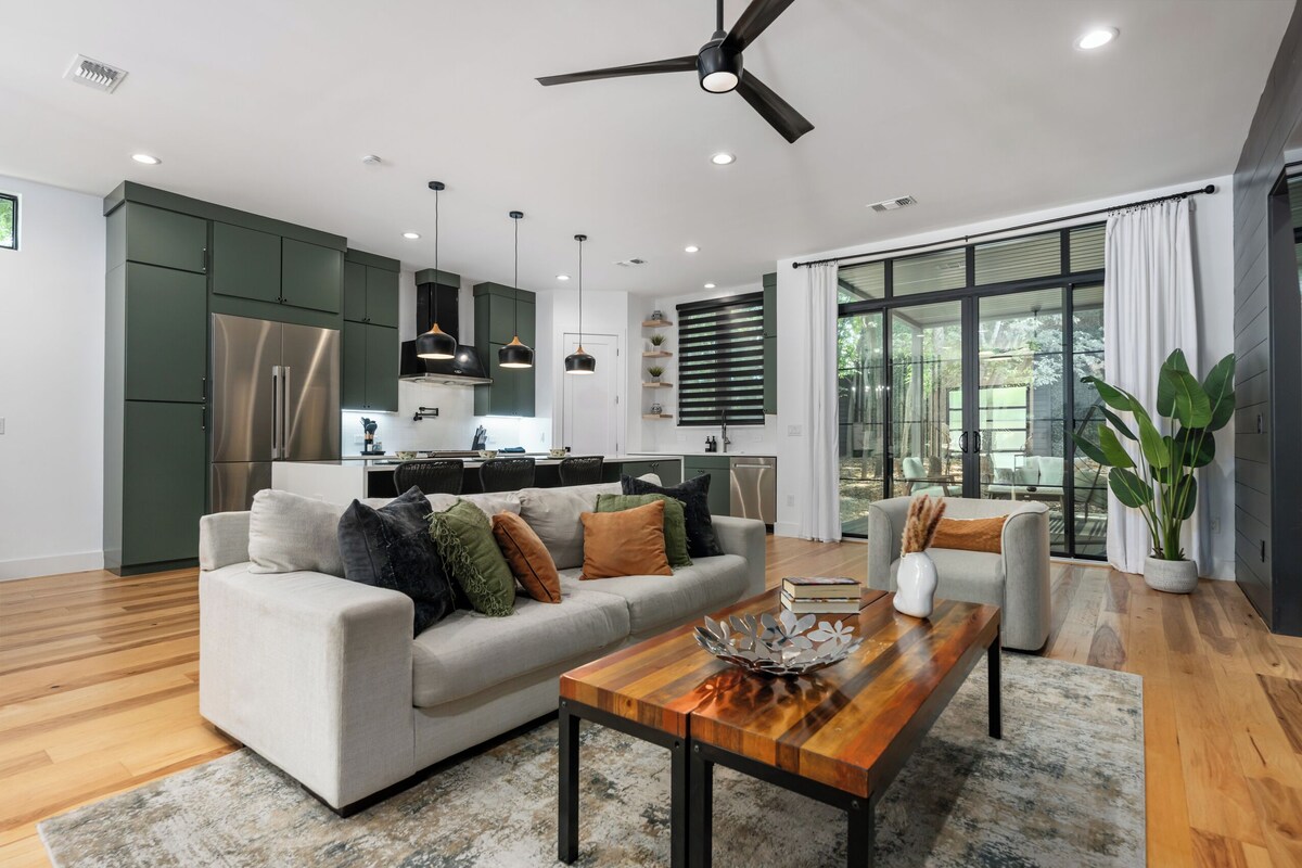Photo 9 of MODERN LUXURY HOME W/FABULOUS SHADED YARD! POOL! 5BR 4.5 BA HOME - SOCO & DT