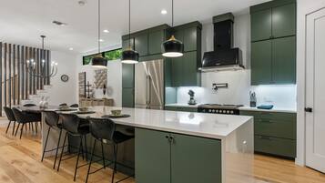 Microondas, horno, parrilla de estufa y lavavajillas